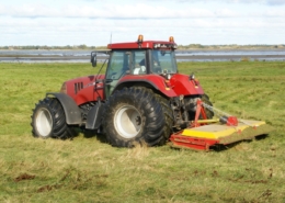 Rød traktor på Egholm